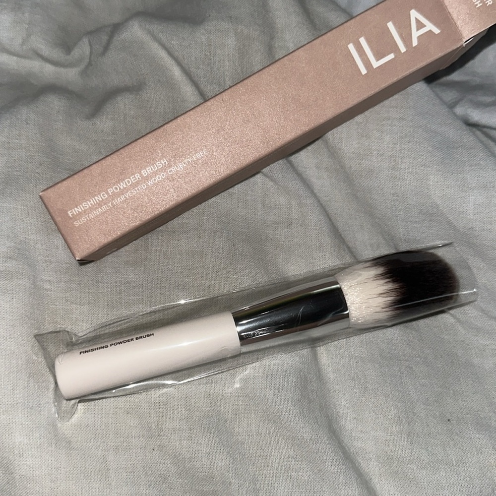 ILIA Finishing Powder Brush in Elegant Brown